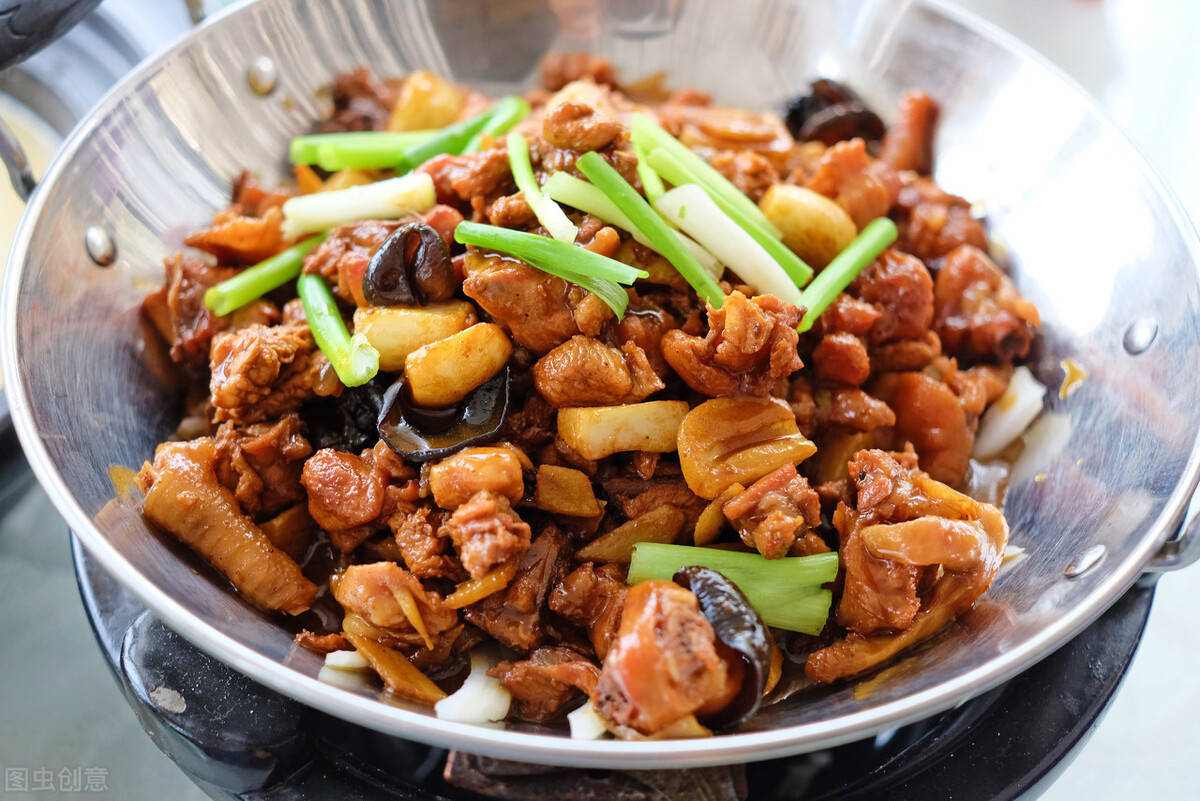 鸡公煲是重庆菜?和黄焖鸡差不多,那就错了,一道菜就能开一家店_香菇