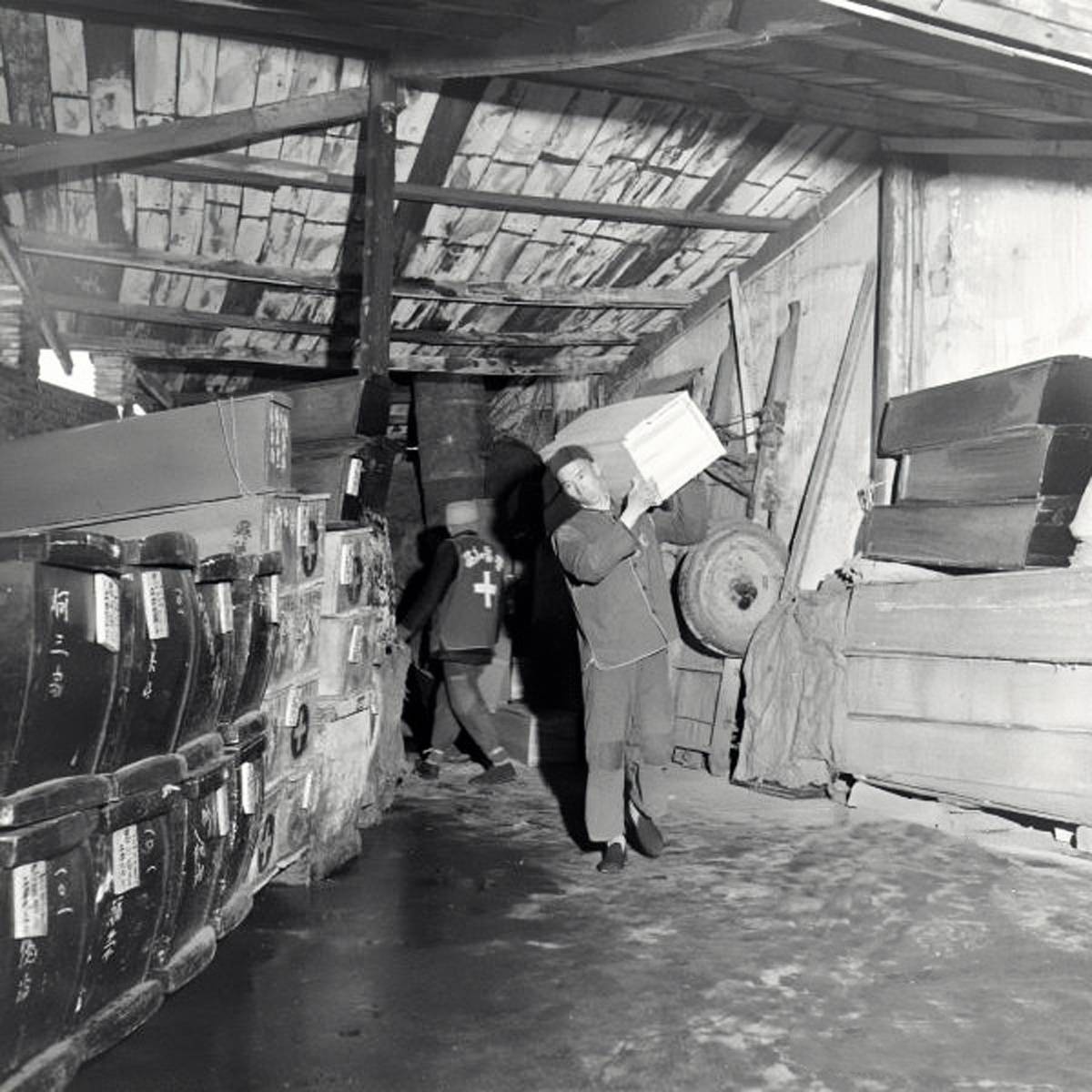 解放前上海滩职业收尸人,收集被遗弃在路边的儿童遗体,集体火化