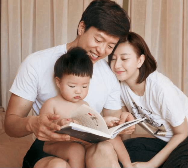 肉嘟嘟的快五岁的凌听(听哥)和萌萌的一岁多的女儿,凌潇肃和唐一菲还