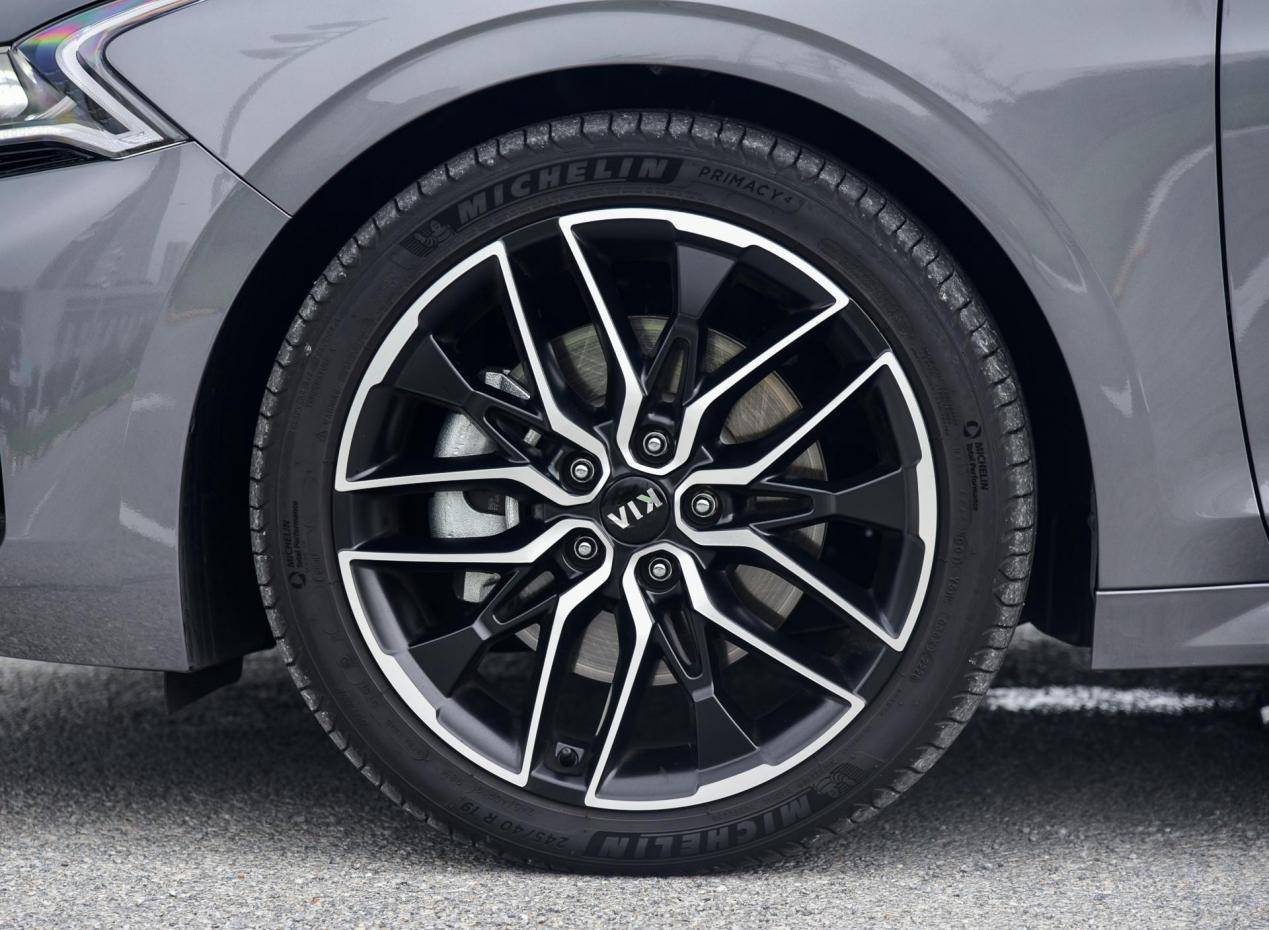 起亚k5凯酷购买分析颜值配置都上道低配版已经很丰富