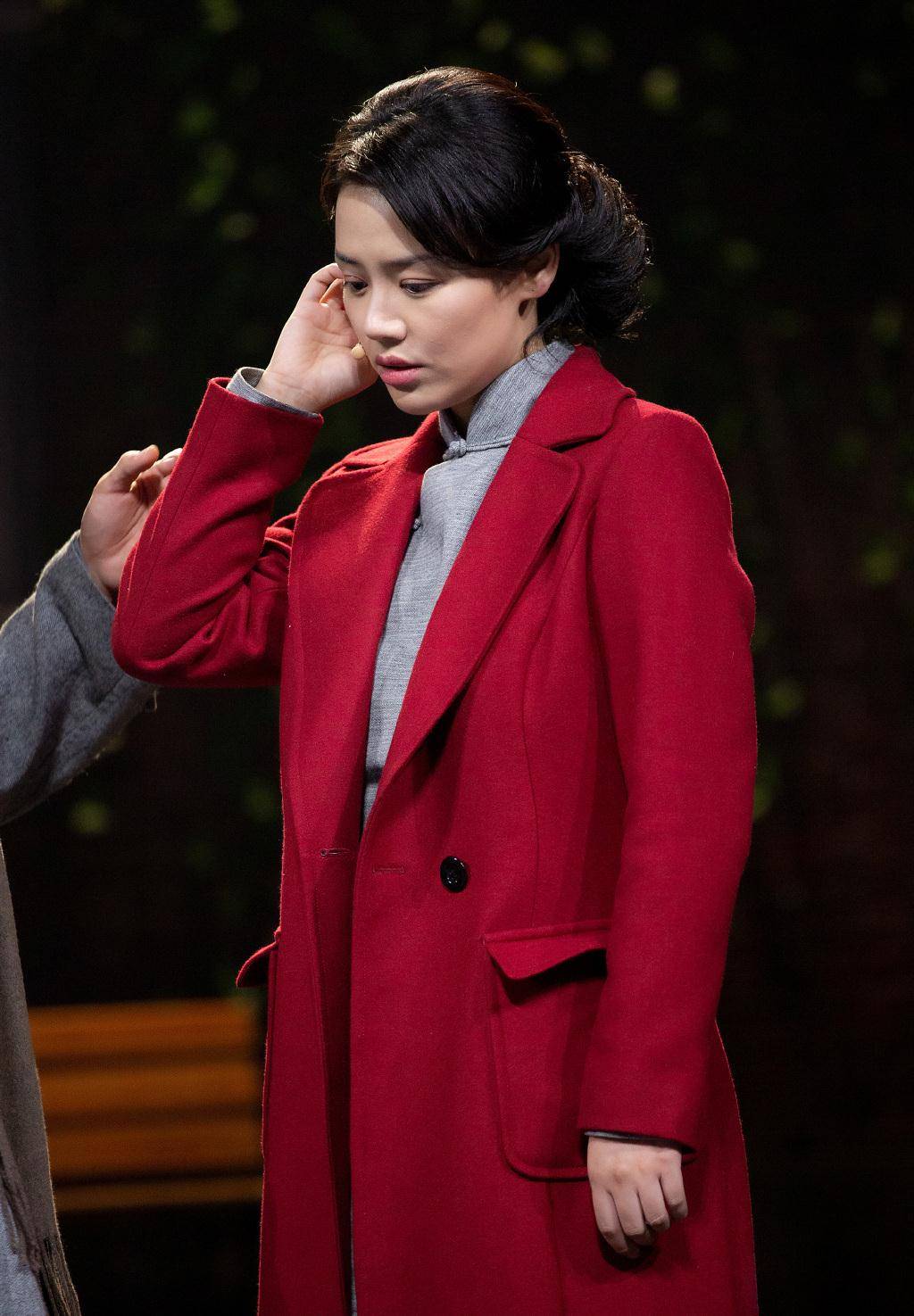 马思纯瘦了!穿旗袍亮相舞台身姿窈窕,搭配红色大衣优雅又大气!