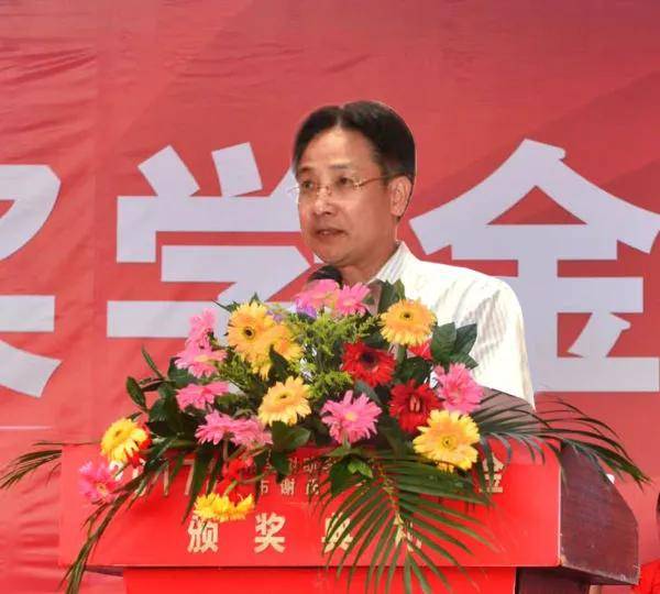 广东省湛江商会会长,廉江市宝树助学促进会永远荣誉会长谢建龙先生
