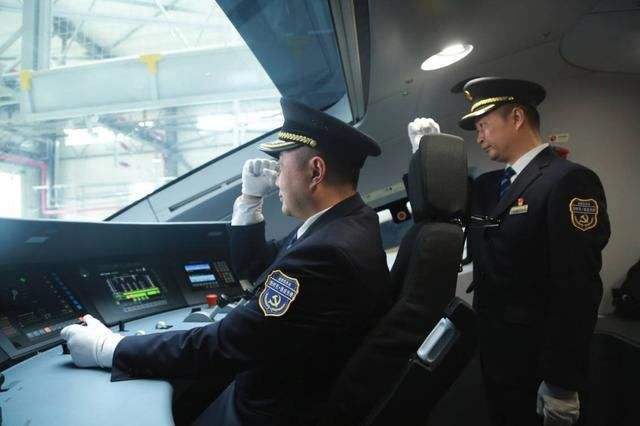 如何才能从一名高铁司机专业毕业生当上动车司机呢?