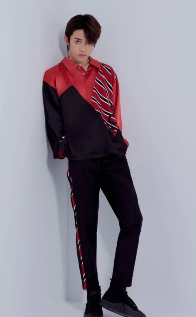 易烊千玺演唱会玩嗨了看到穿的衣服粉丝直呼哥哥我可以