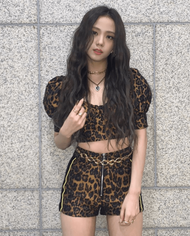 金智秀为证腰细,将"豹纹裙"从中间剪开,露出的腰一般人不敢想