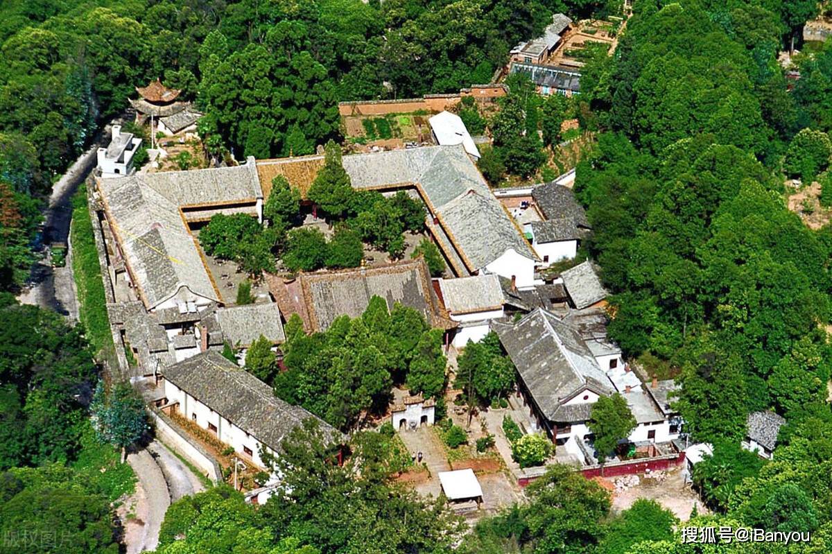 筇竹寺是云南昆明市的一处名胜,坐落在昆明西北郊玉案山上,距城区12