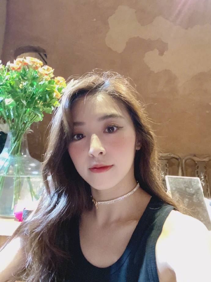 张含韵晒库存自拍照