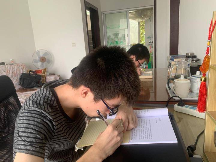 曹江和 曹羽是一对双胞胎,也是今年 浙江衢州的高考考生,哥哥曹江高考