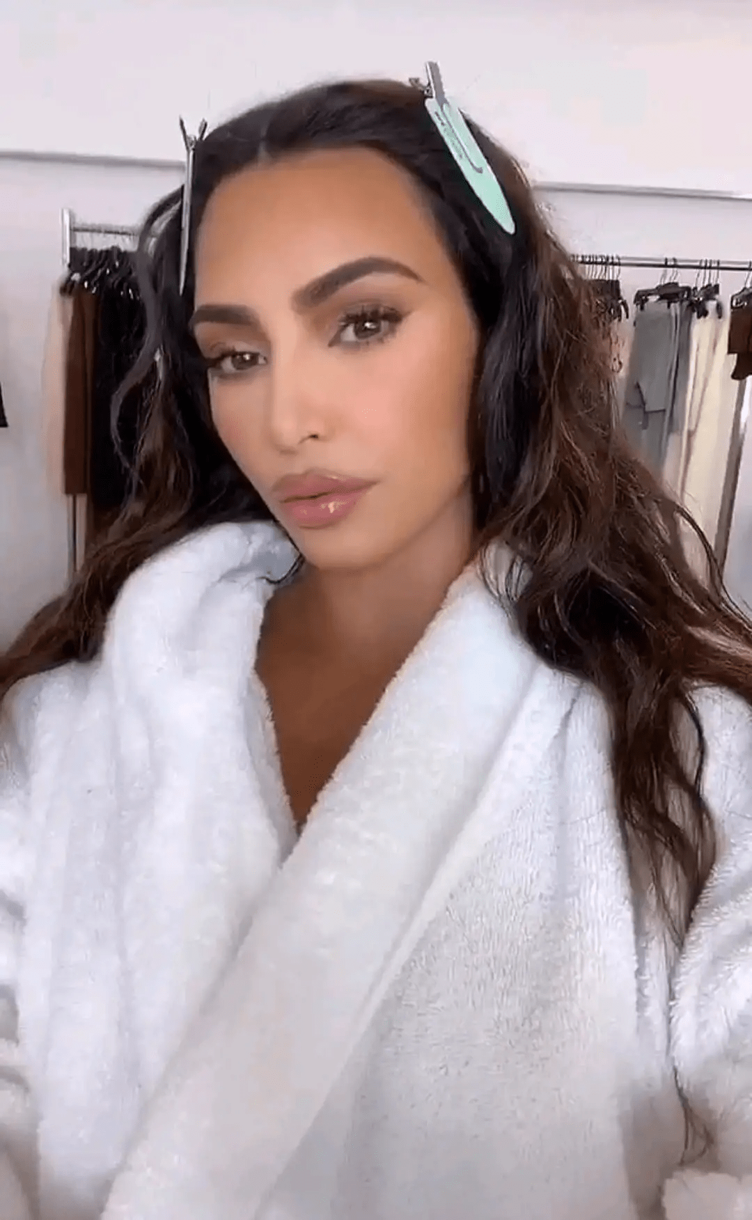 金·卡戴珊新动态,穿睡衣分享美妆,让人感慨底子真好