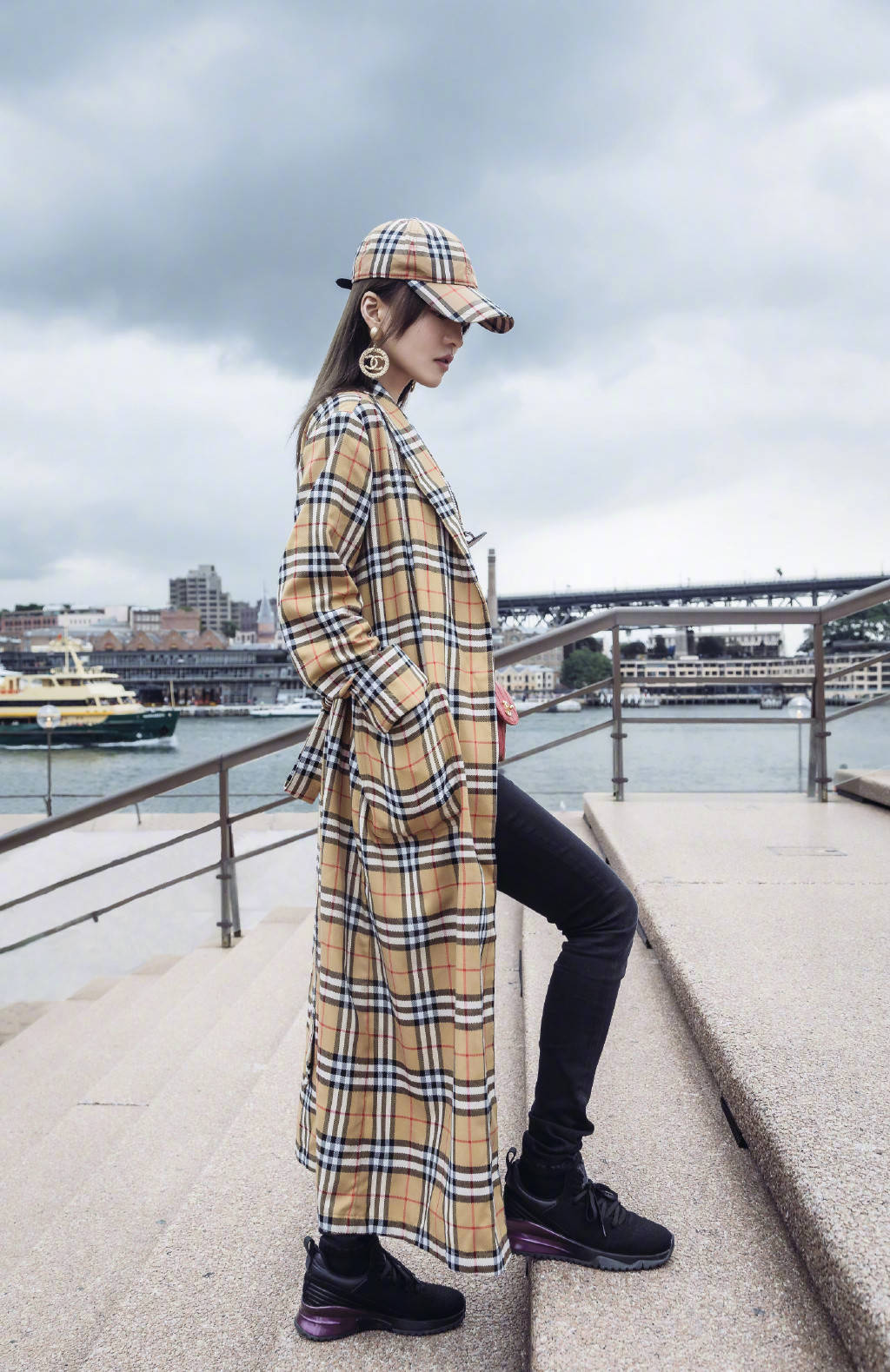 原创38岁张韶涵太大胆挑战性感乳胶袜配烈焰红唇筷子腿太绝了