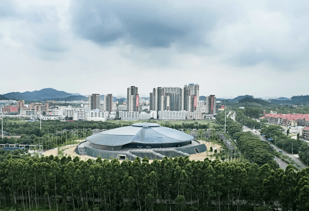 孙一民作品:莞市长安镇体育公园体育馆