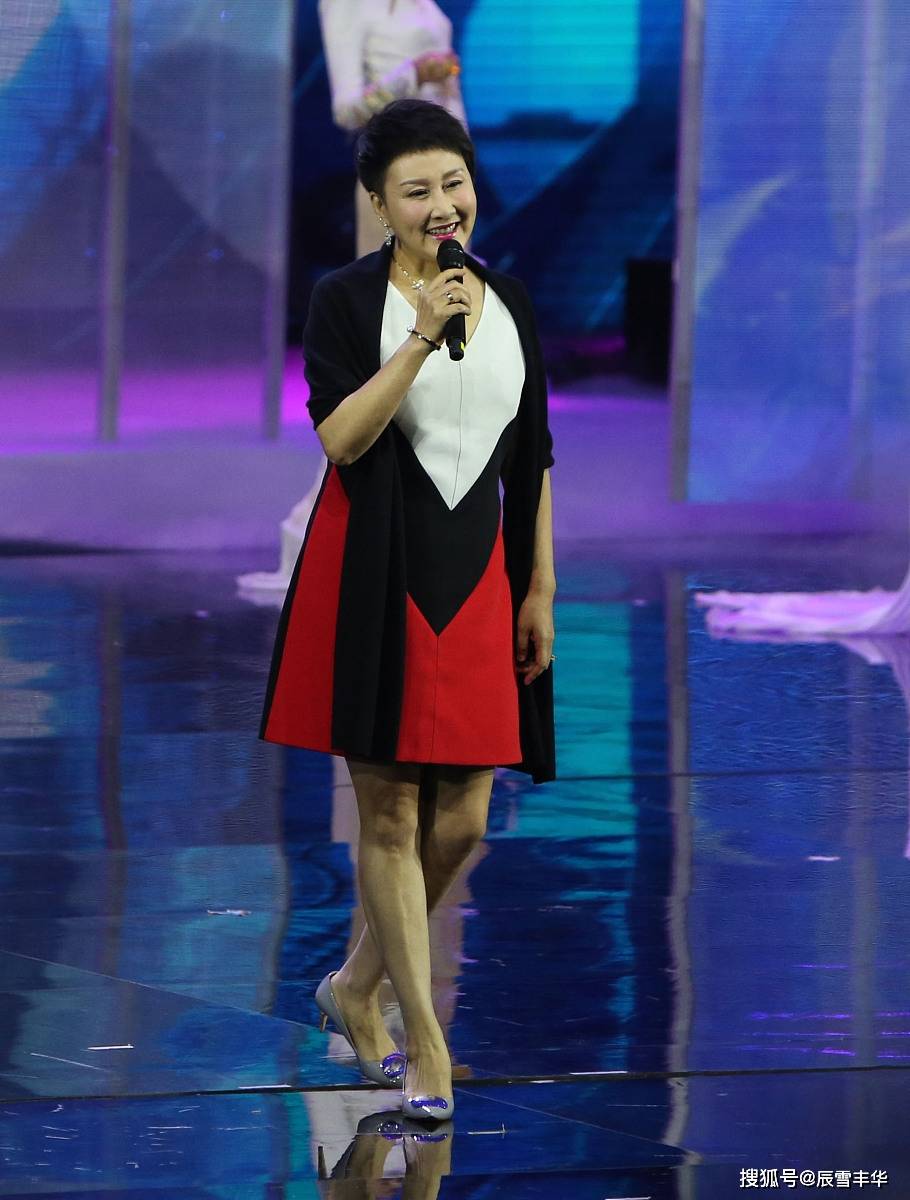 原创张凯丽穿衣真高雅酒红雪纺衫显甜美气质领口几道线好精致