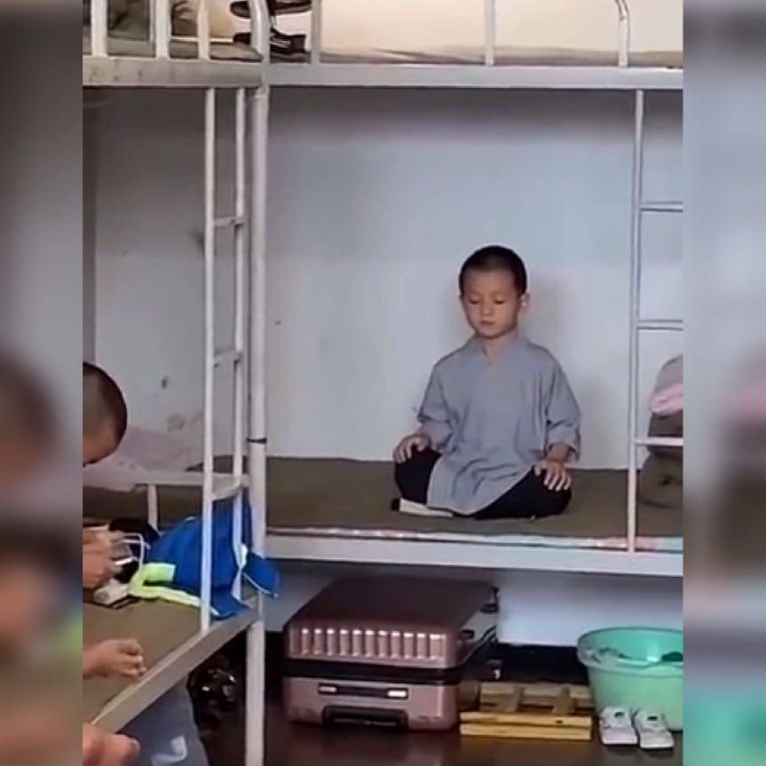 原创全宿舍都在打游戏只有这个小男孩在打坐火了网友太佛系