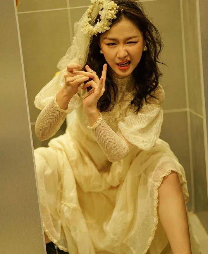 小众审美下的"高级脸",小眼睛,厚嘴唇也可以很美!_金靖