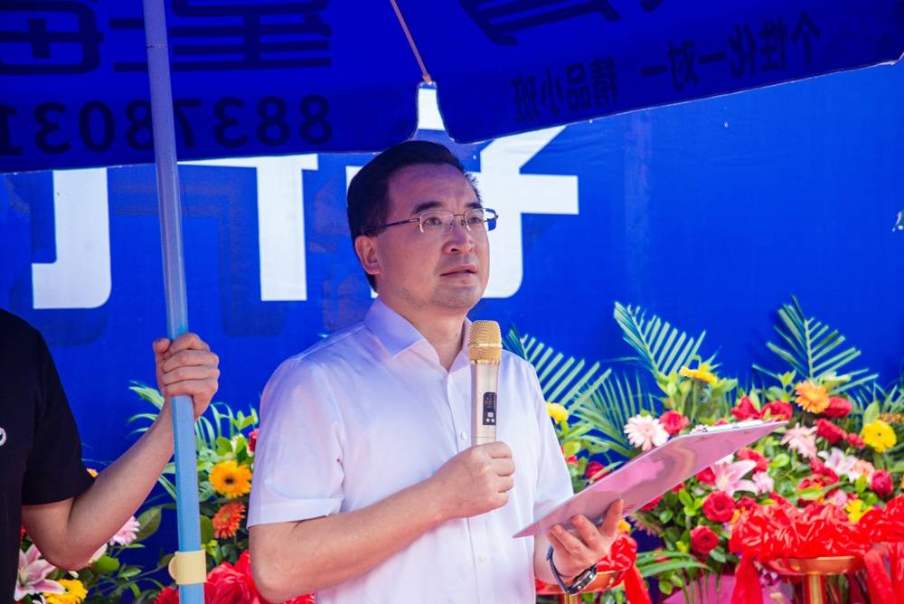 今天一大早大邑的家长和孩子们把星海学校围了个水泄不通