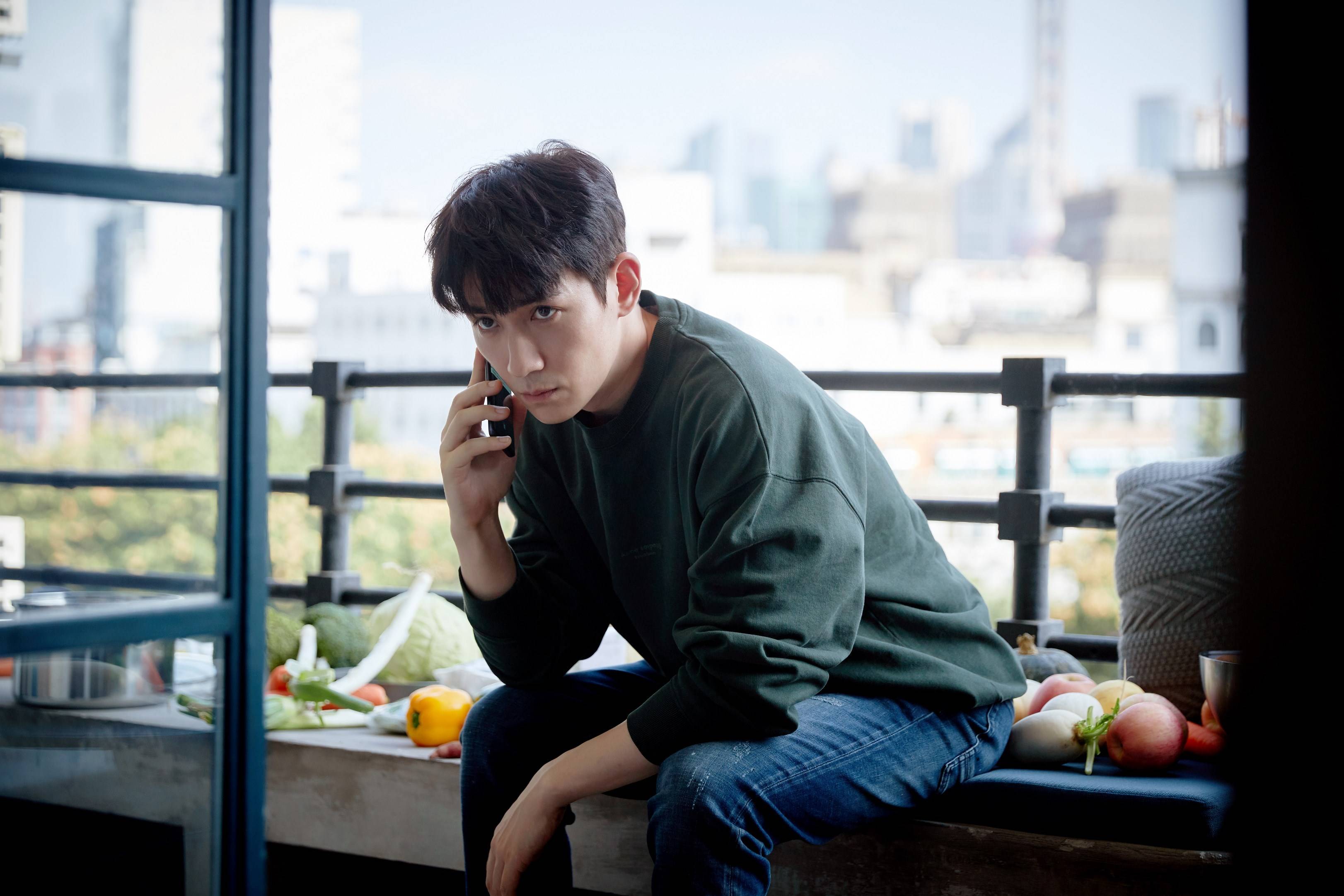 朱一龙的扮演的《重启之极海听雷》和《亲爱的自己》受到好评