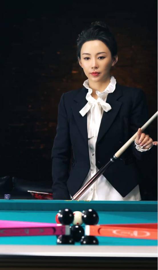 潘晓婷的气质好像是骨子里带的,穿西装太英气,一看就不简单