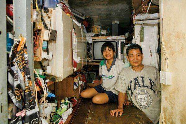 所谓的笼屋就是指把一间房子用铁丝隔成一个个床铺,再把这些床铺当成