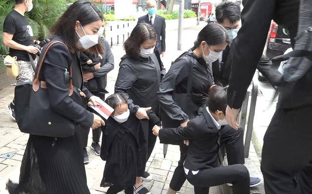 霍英东太太出殡长孙霍启刚捧遗照送别郭晶晶妈妈和婆婆朱玲玲相伴同行