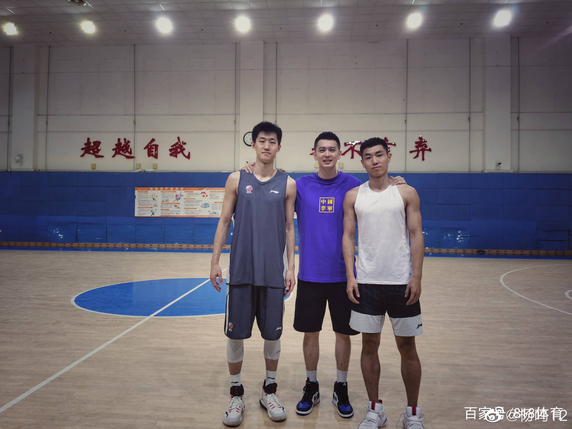 好大哥杨鸣晒合影送别高诗岩郭旭去山东新环境工作生活一切顺利