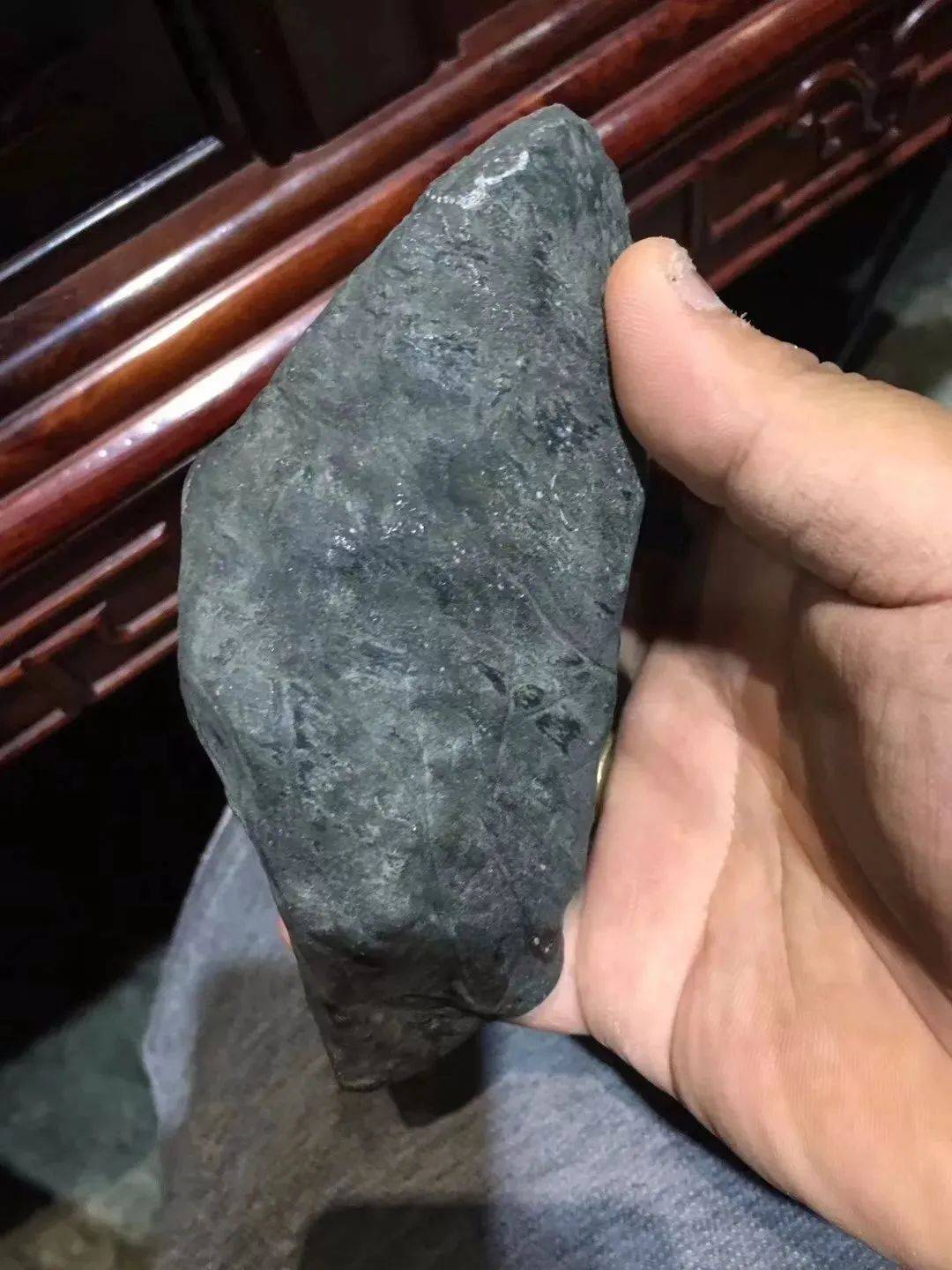 2万入手一块不起眼的黑石头,开出价值上百万的高冰晴!因水则灵