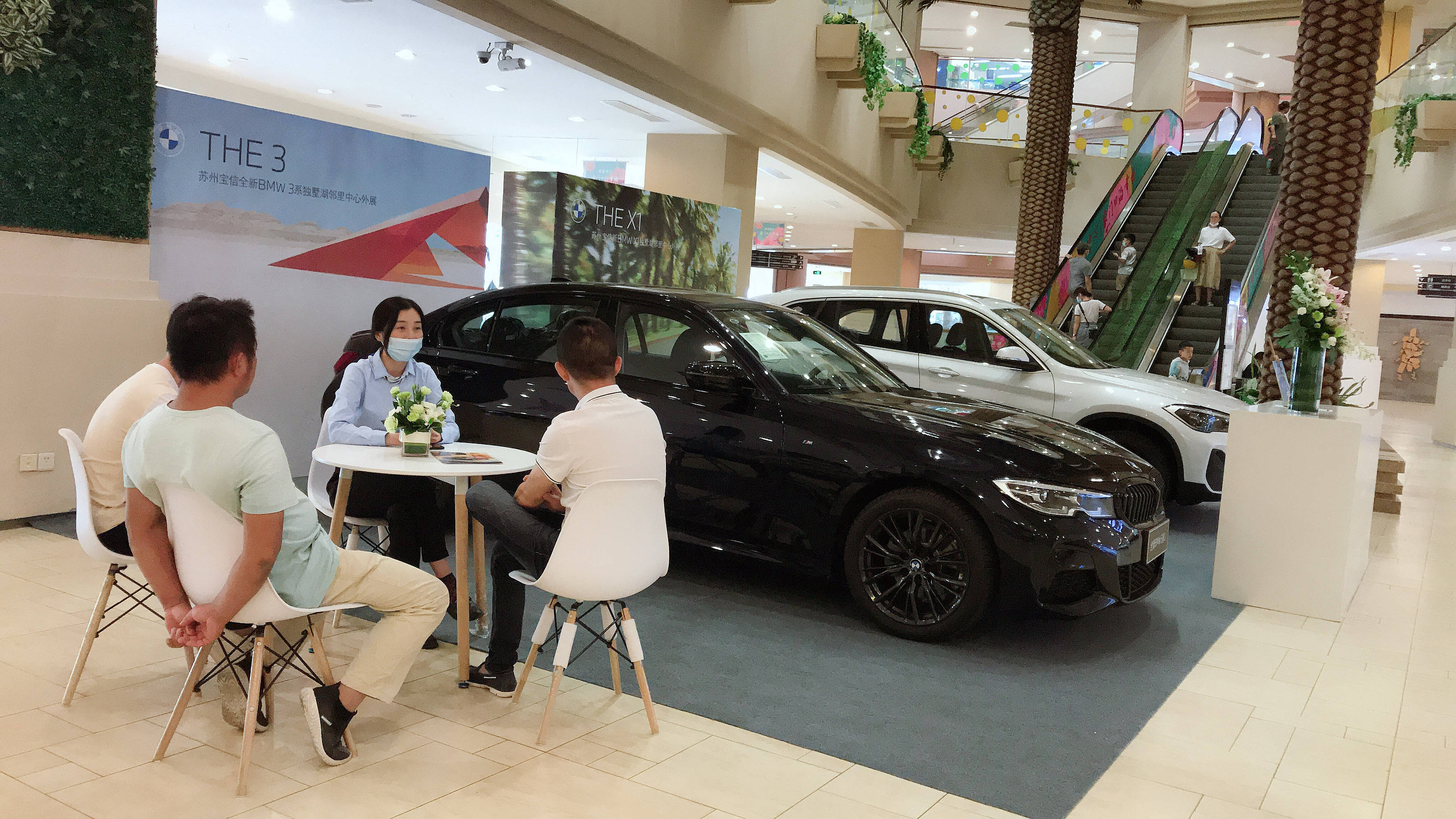 客户驻足赏车,销售介绍洽谈