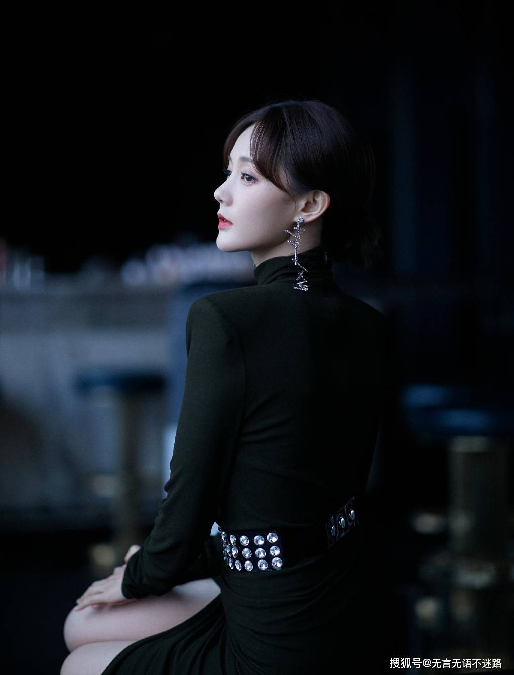 李一桐 一身黑裙穿搭造型,性感十足