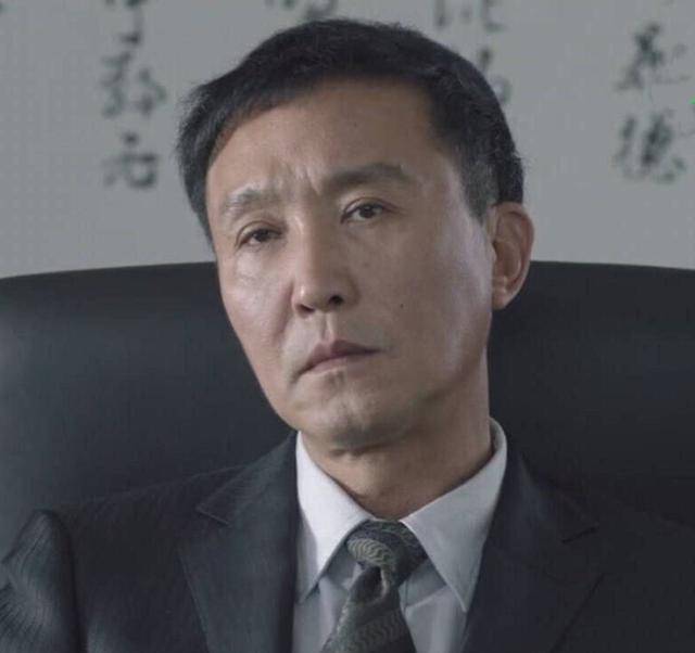 吴刚饰演的汉东省省委常委,京州市委书记李达康,是权力帮派的秘书帮