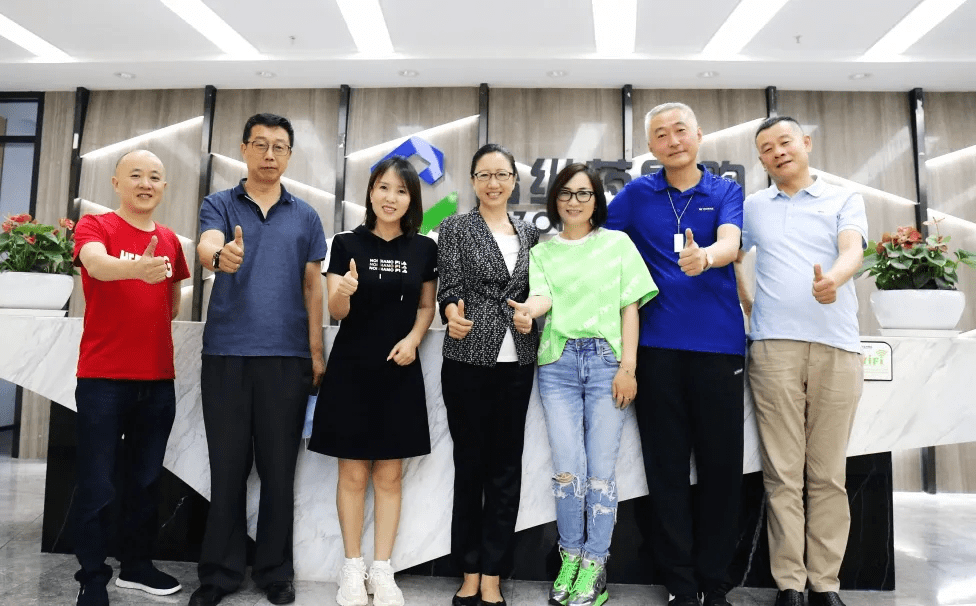 药易购会议开始前,哈药集团总裁徐海瑛女士一行在合纵药易购总经理