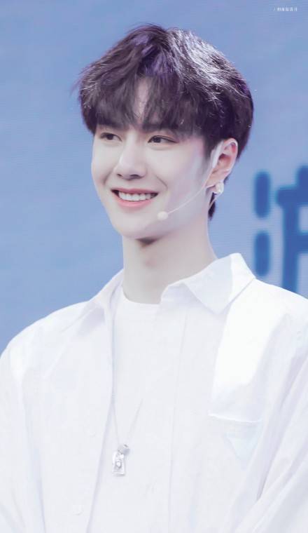 王一博参与《冰雨火》禁毒短片的宣传 ,因"紧张"导致剧本掉落