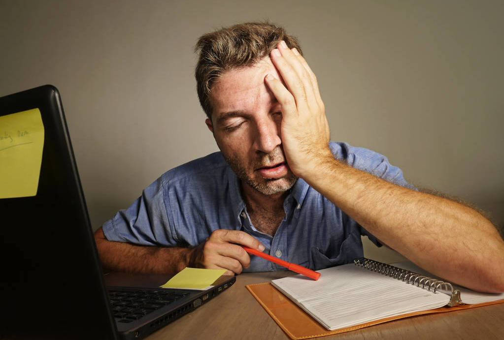 也可以用蘸取少量风油精揉搓在太阳穴处,让凉凉的感觉帮你打起精神来