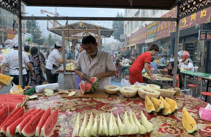 阿克苏地区各地夜市陆续开门迎客