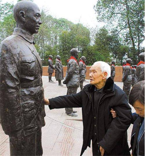 原創他犧牲時身中16彈,蔣介石扶棺痛哭,日軍為護他遺體停止轟炸1天