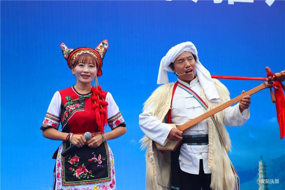 国家级非遗传承人姜宗德和省级非遗传承人李宝妹带来了原生态的白族调