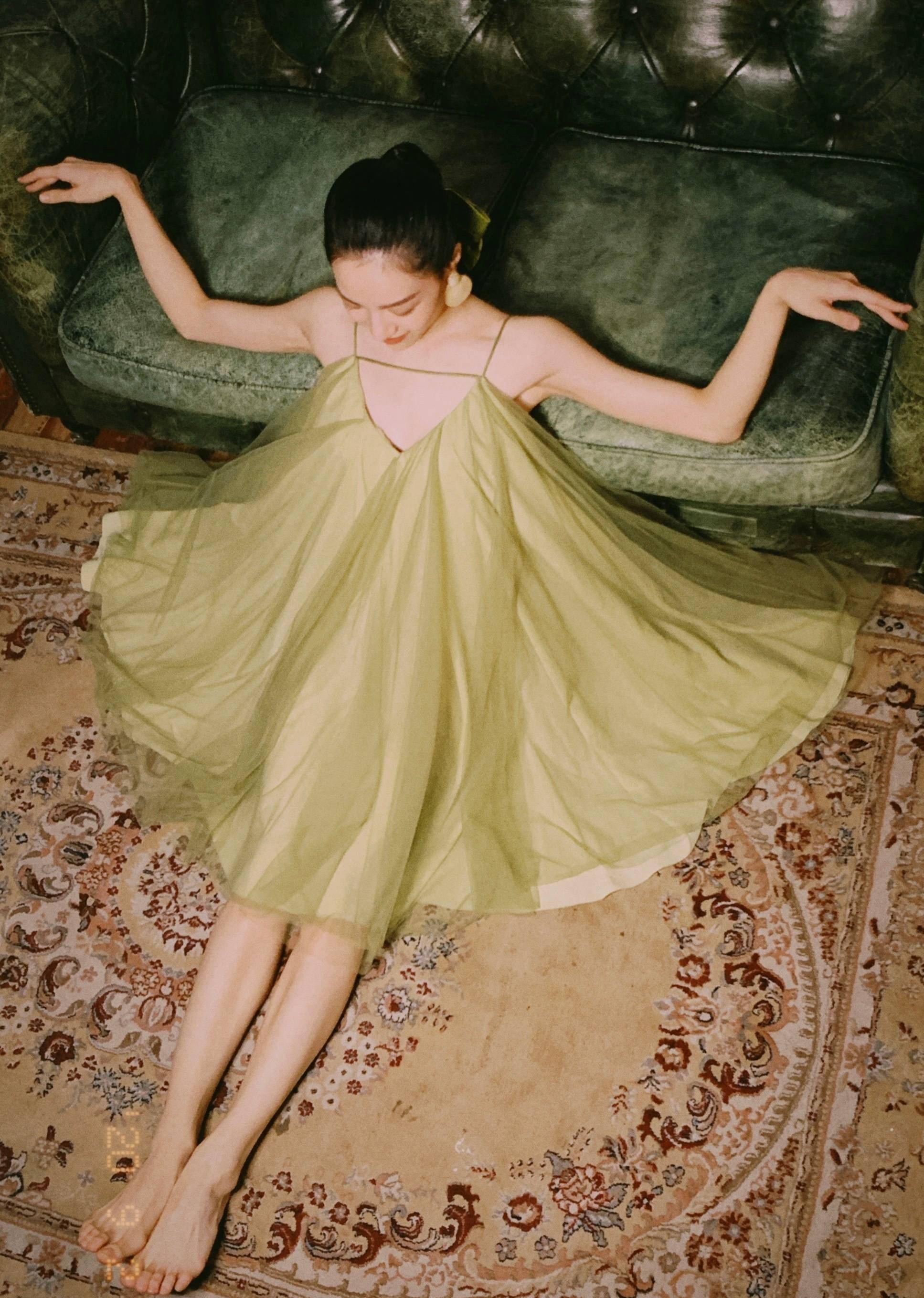 原创钟楚曦瘦成了纸片竖条纹针织裙露骨感身材自然卷发超迷人