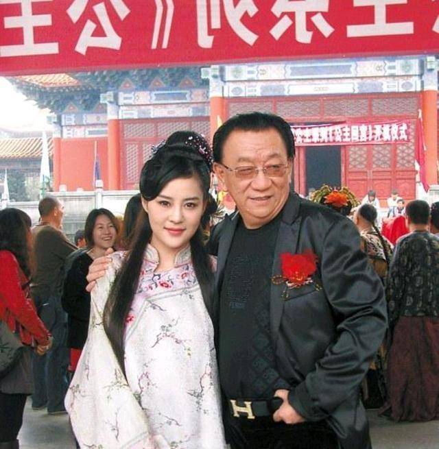 侯耀华去寺庙吃斋拜佛与僧人写字合影称拜佛是不错的健身项目