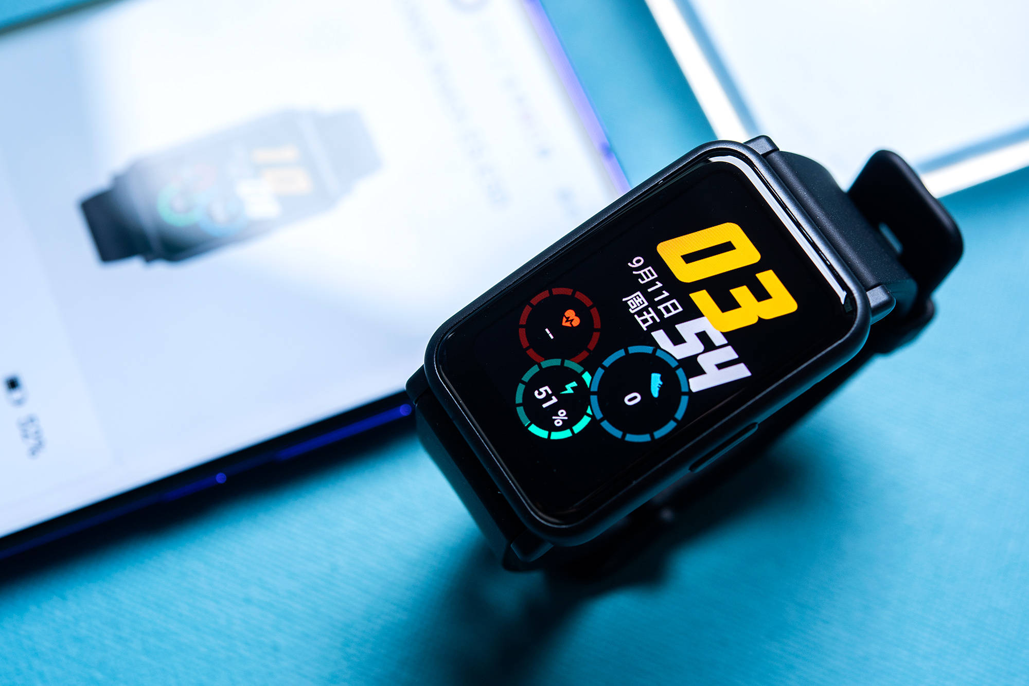 与市面上清一色的圆形表盘设计不同,荣耀手表es采用了方向表盘设计