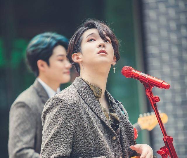 虽然南太铉说是身体问题,可是扭头南太铉就创立了自己的乐队.