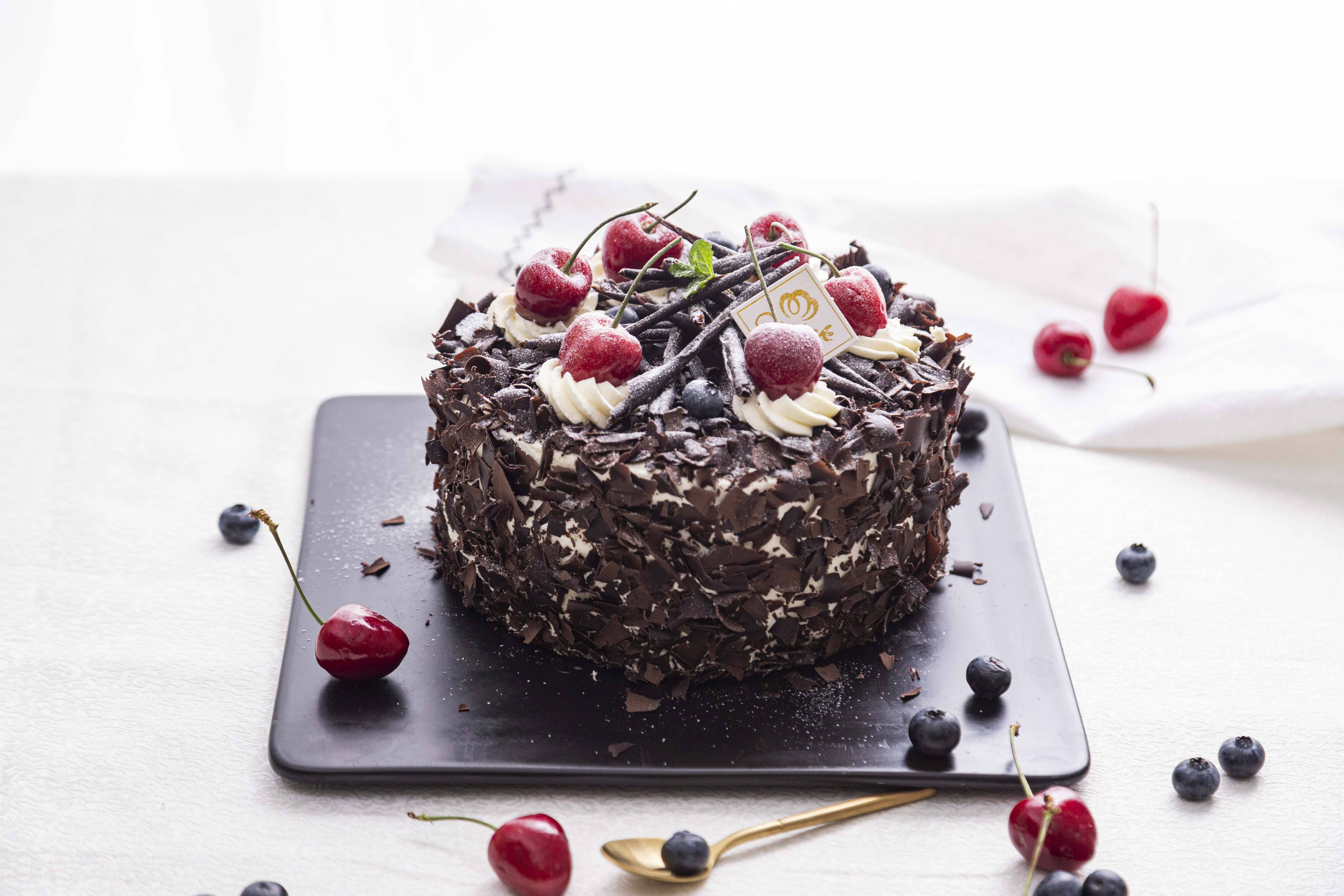 西点市场火热的当下,成为一名甜点师难吗?