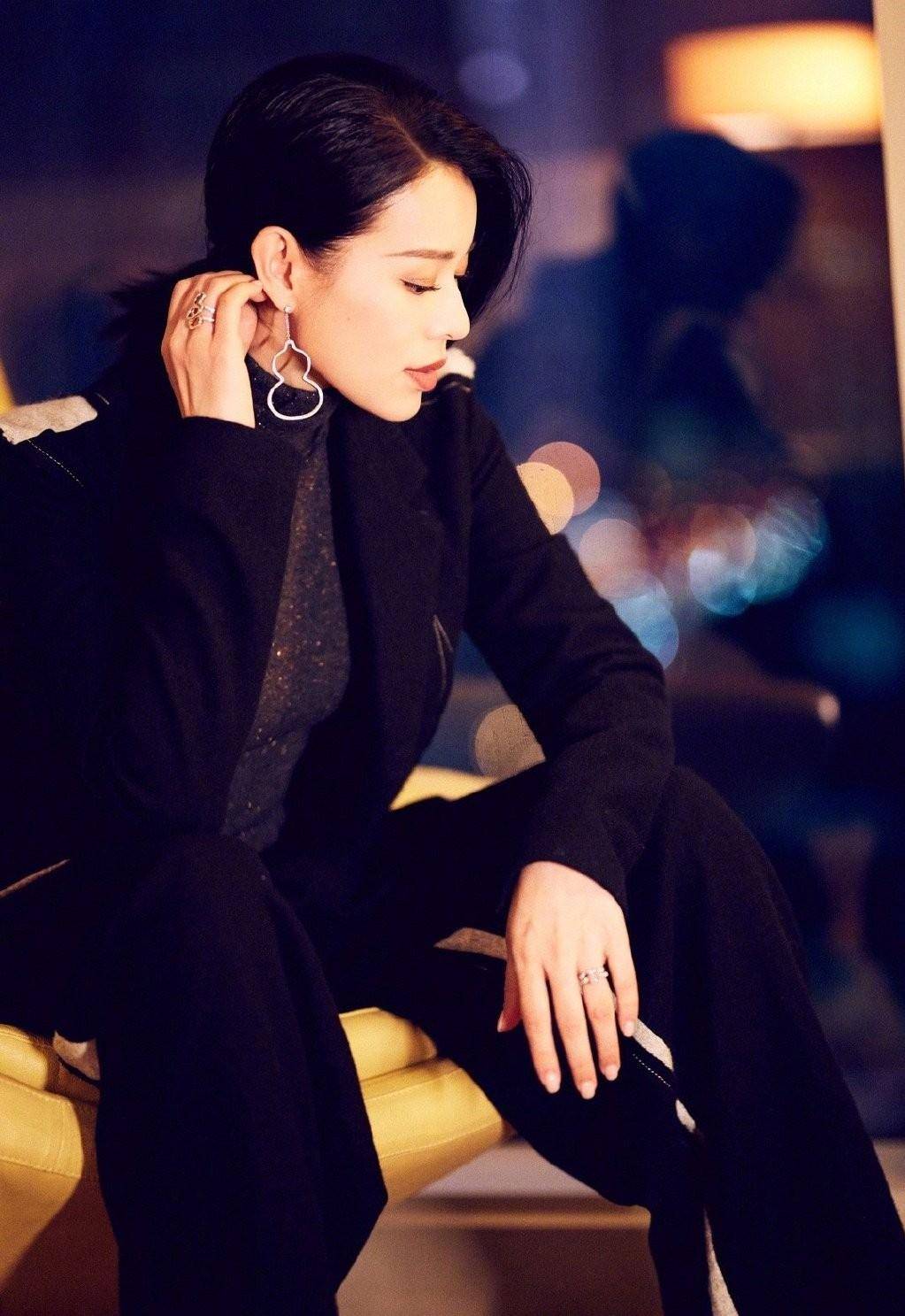 原创40岁胡杏儿真有范儿港式西服穿出高级感好身材不像生二胎