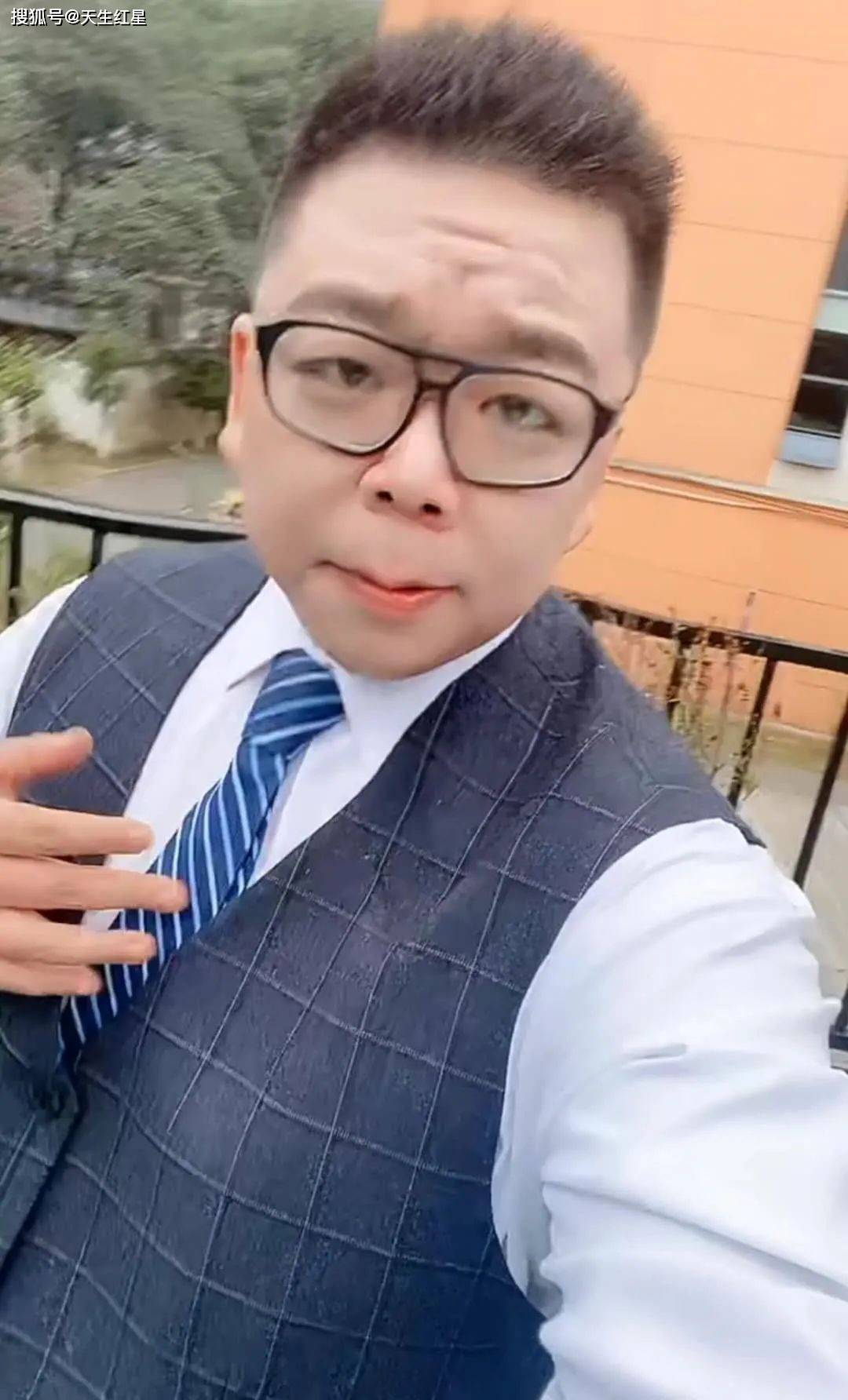 看精神小伙阿尼亚塞牛今天气质不凡,娱乐历史战绩一览确实不一般_火山