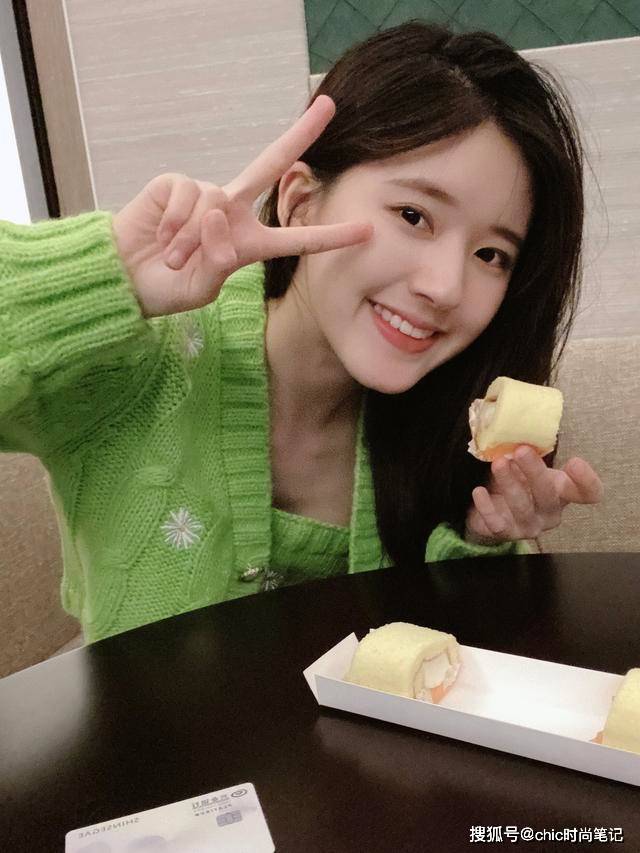 21岁赵露思,不造作装嫩,是真正的甜美无限_手机搜狐网