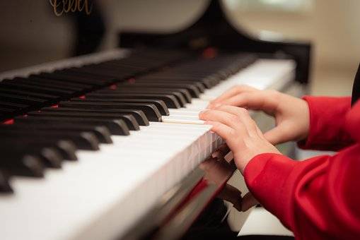 步骤详解初学者如何学钢琴(新手学钢琴从哪里开始)