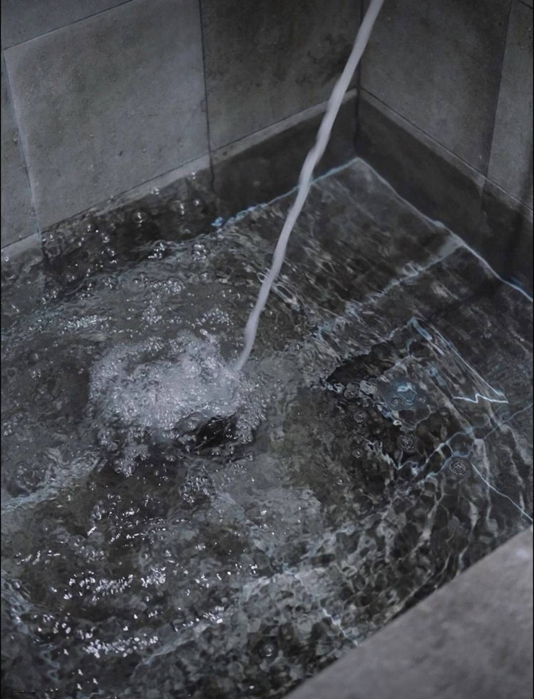 去朋友家参观头一次见用砖砌的浴缸一米高大池子省钱还宽敞