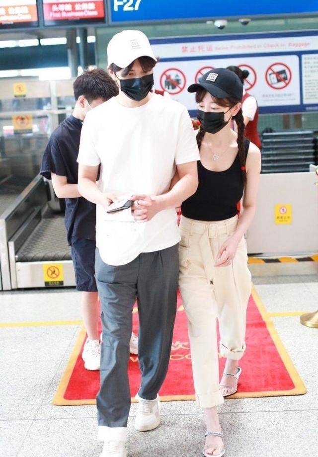 原创张檬晒合照为男友庆生手上戒指太显眼这是订婚了吗