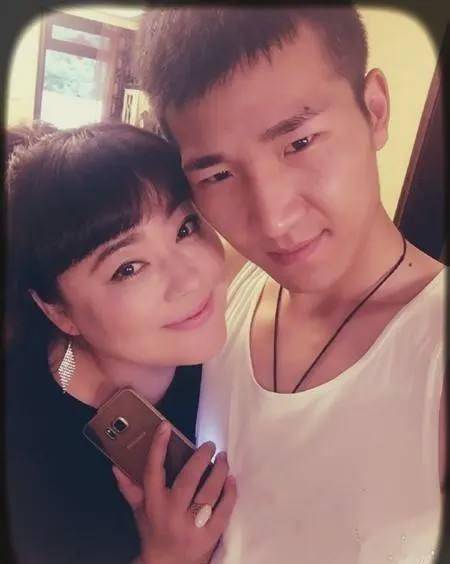 李菁菁被称农村妇女专业户50岁晒照秀恩爱老公小她21岁