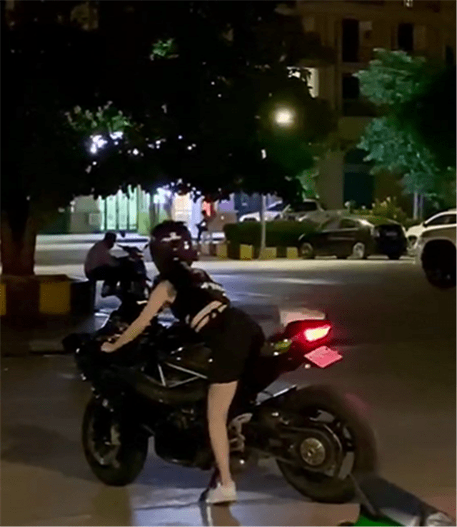 泰国最美川崎h2女骑,车价36万,排量998cc,人比车养眼_骑士