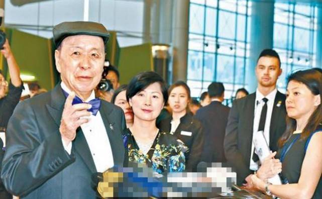 91岁千亿富豪吕志和带长发美女喝糖水,结婚70年太太给足自由