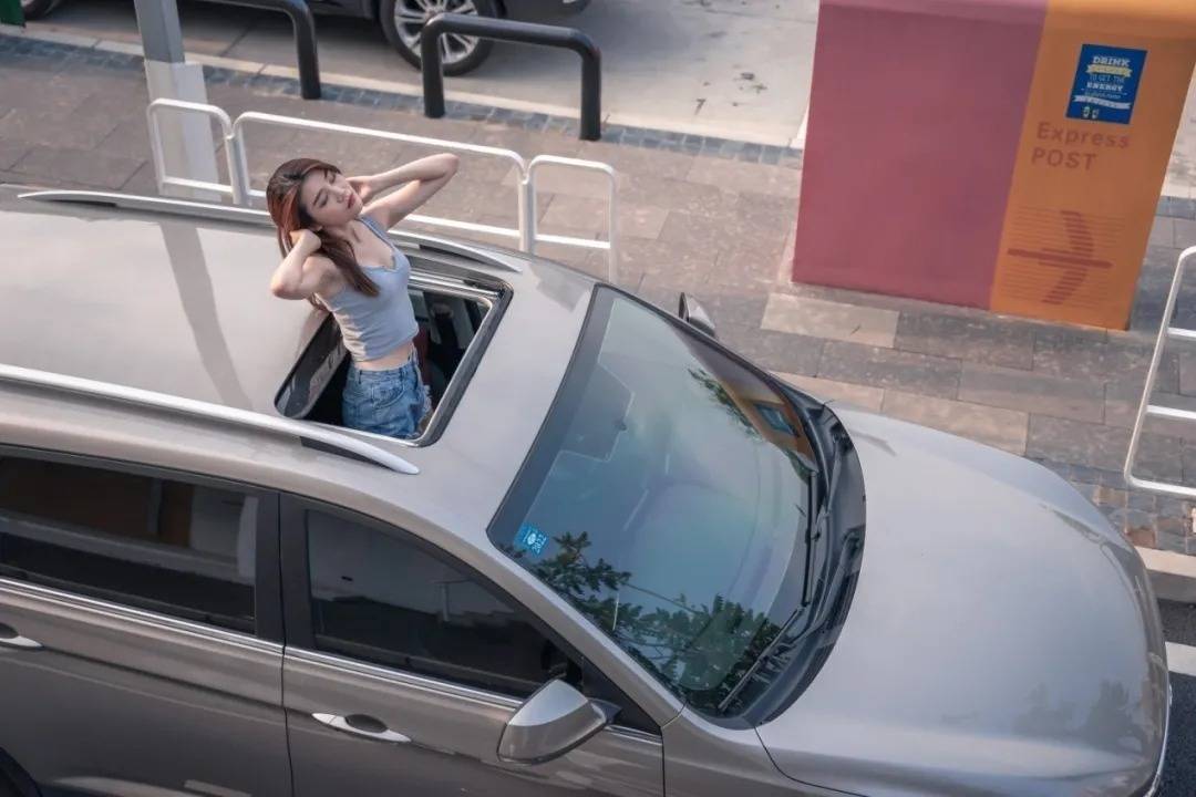 开了天窗,站起来,慵懒的伸个懒腰 惬意的周末就此开启