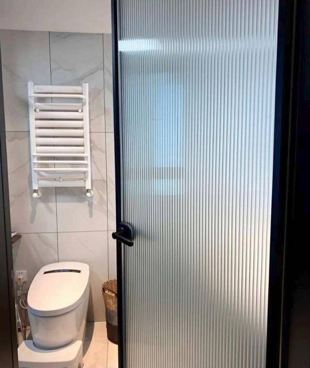 家里还在用磨砂玻璃门吗现在流行竖纹压花玻璃门黑边框好看